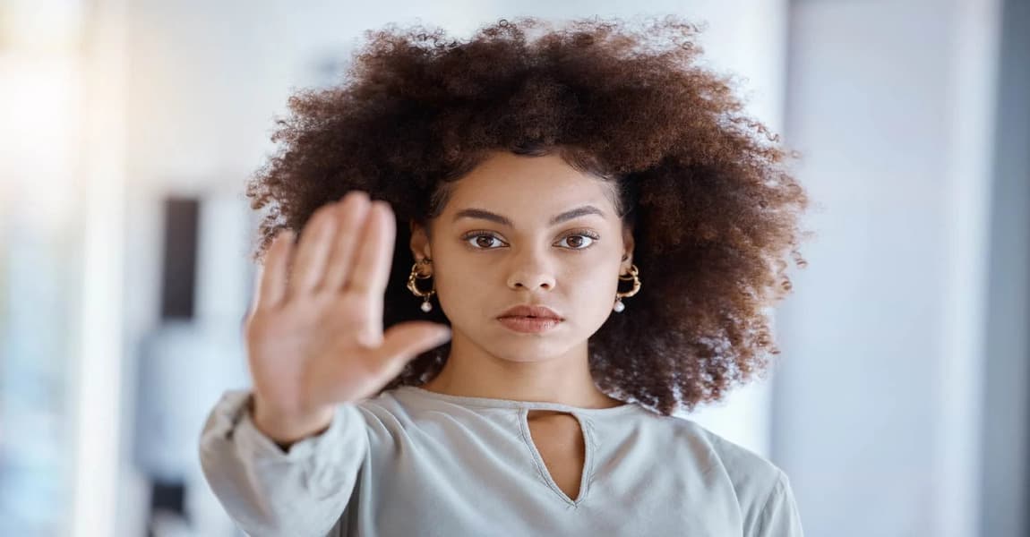Como uma empresa deve agir diante de denúncias de assédio sexual